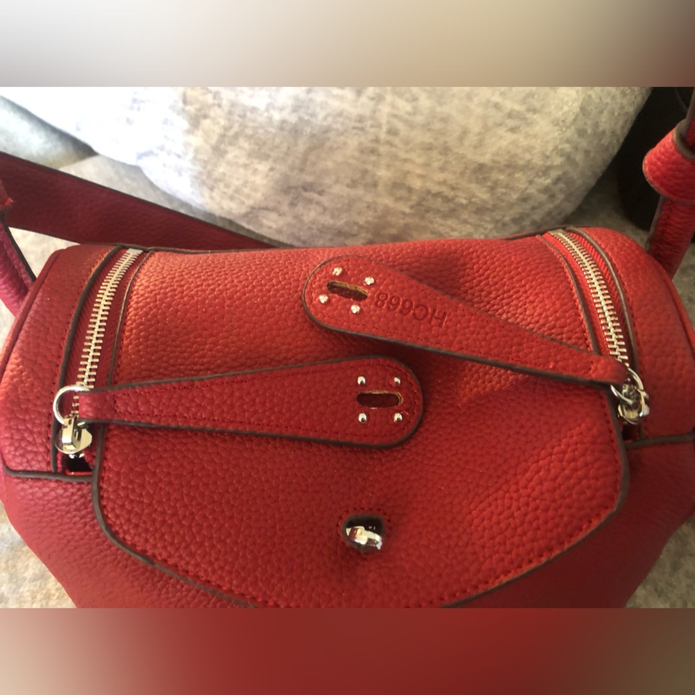 Red Women's Crossbody Bag - Sleek Pebbled Leather Style - Picture 3 of 10